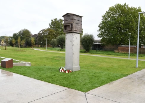 Latvijas karagūstekņiem veltītais piemineklis "Latvijas stāvstrops brīvībai" Zedelgemā, Beļģijā.