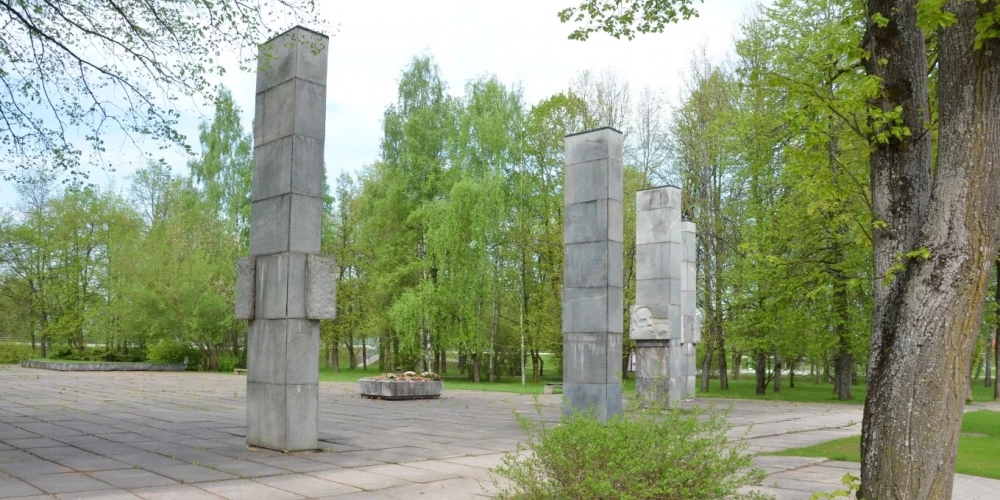 Советский памятник на Крустпилсском острове в Екабпилсе