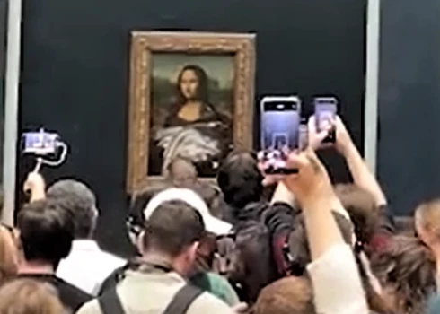 Par tantiņu ratiņkrēslā pārģērbies vīrietis uzbrucis Monas Lizas gleznai