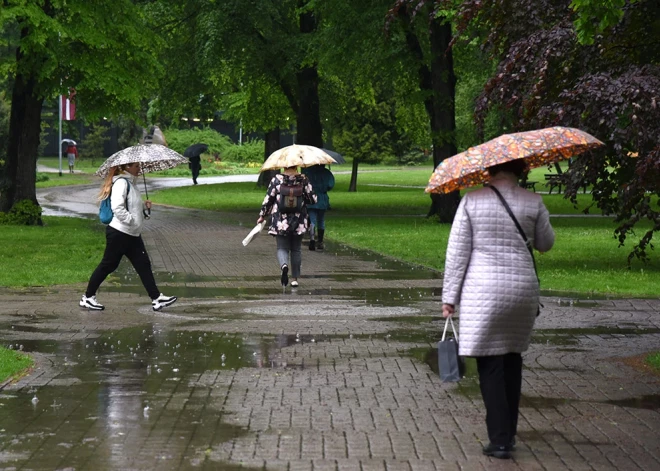 Otrdiena Latvijā būs apmākusies, lietaina un vējaina