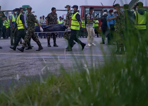 Glābējiem Nepālā izdevies atrast visu lidmašīnas avārijā bojāgājušo mirstīgās atliekas