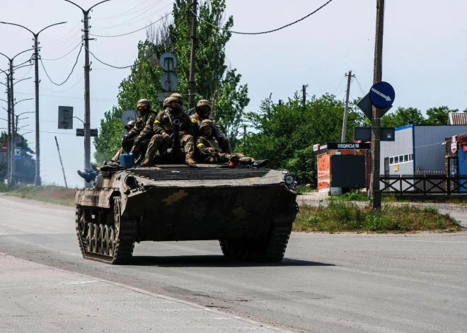 "Vai tu neredzi neko dīvainu?" Ukrainas bēgle atpazīst savas mājās atstātās mantas fotogrāfijā ar Krievijas tanku