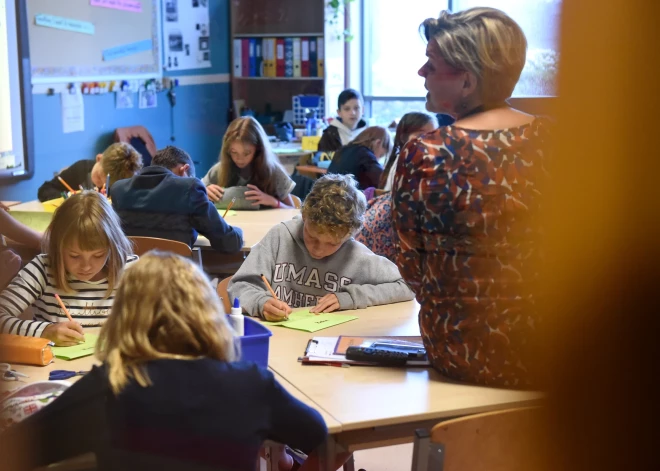 Iesaldējot pedagogu atalgojumu, IZM atbildību pārliek uz pašvaldībām, uzskata savienība