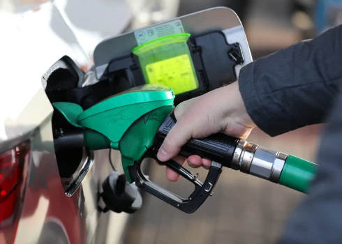 95. markas benzīna cena pārsniegusi divus eiro litrā