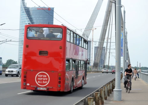 Tūristu autobuss uz Vanšu tilta.