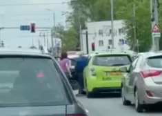 VIDEO: atlaists "Baltic Taxi" taksometra vadītājs, kurš Rīgā uz ielas iesitis citas kompānijas taksometra vadītājai
