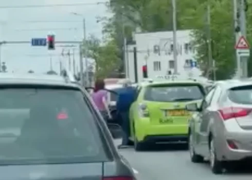 Trešdien sociālajos tīklos izplatījies video, kurā redzams, ka "Baltic Taxi" šoferis ar automašīnas numura zīmi "TQ-7329" Rīgā, uz Kalnciema ielas, ar roku iesit transporta platformas "Bolt" taksometra šoferei.