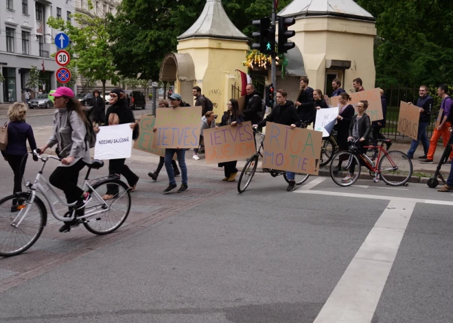 FOTO: protesta gājienā devušies ar Rīgas pilsētvidi neapmierinātie