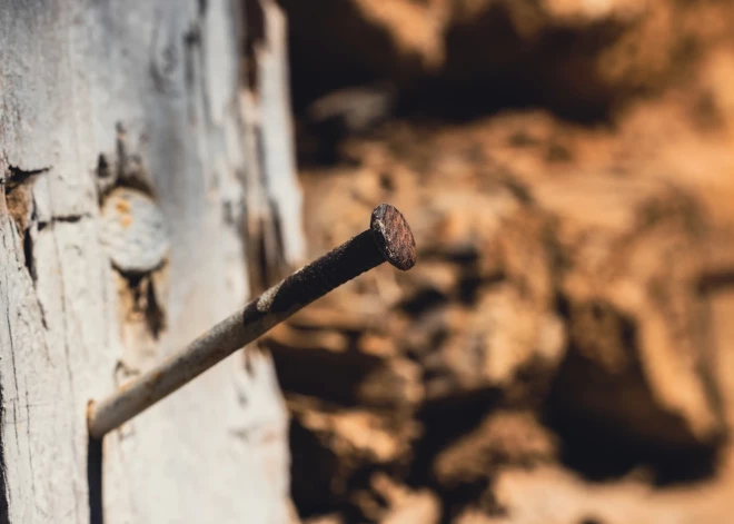 Врач рассказал, что делать, если человек наступил на гвоздь