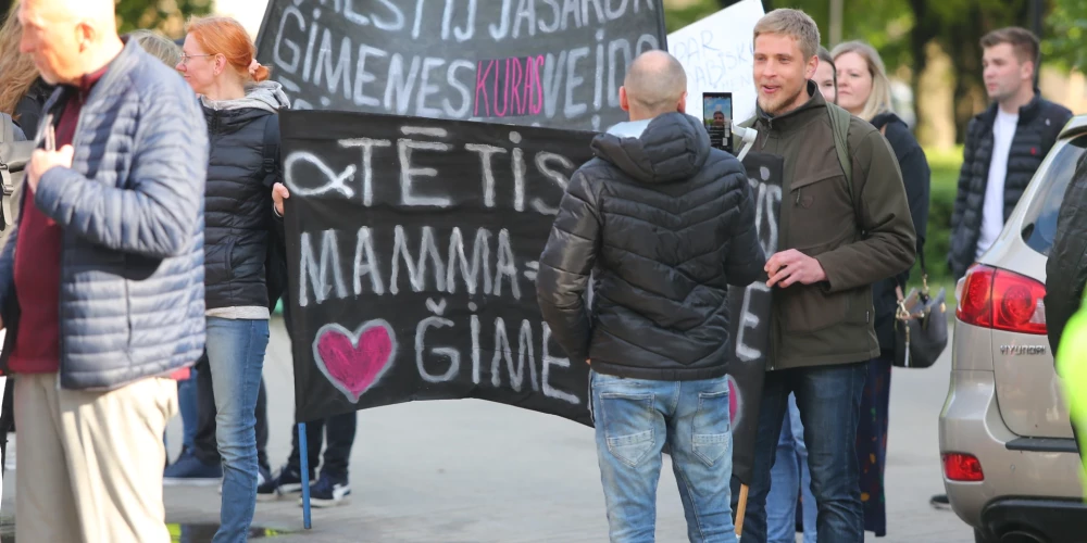 Protesta akcija tiek rīkota, lai pēc būtības iebilstu Civilās savienības likumprojektam, kas paredz ieviest jaunu veidu divu pilngadīgu personu kopdzīves juridiskai reģistrēšanai, tostarp pavērtu iespējas reģistrēt viendzimuma pāru attiecības.
