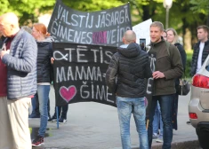 FOTO: piketā "Par dabisku ģimeni" Šlesers pie Saeimas pulcē savus atbalstītājus