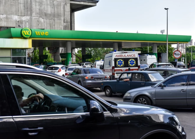 FOTO: ukraiņi benzīntankos Kijivā steidz izķert pēdējās paliekas, saasinoties degvielas krīzei