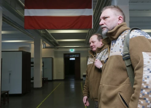 VIDEO: divas spraigas dienas Latvijas armijā. Ko praksē māca rezerves karavīriem?