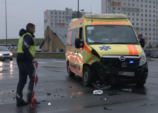 В Риге столкнулись Audi и машина скорой помощи: полиция просит отозваться свидетелей ДТП