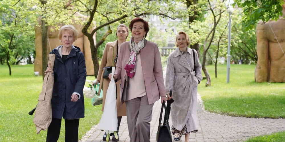 Latvijas Kultūras akadēmijas Eduarda Smiļģa Teātra muzeja dārzā šodien plkst.14 Latvijas Teātra darbinieku savienība (LTDS) rīkoja ikgadējo Teātra dienas izcilības balvu pasniegšanas ceremoniju, kurā apbalvojumus saņems pieci mākslinieki.