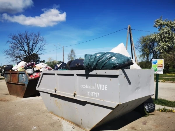 Bauskas novada pašvaldības Vecumnieku pārvalde piktojas uz vietējiem, kuri šīferi paslepen nes uz “aizliegtajiem” atkritumu konteineriem.  * 