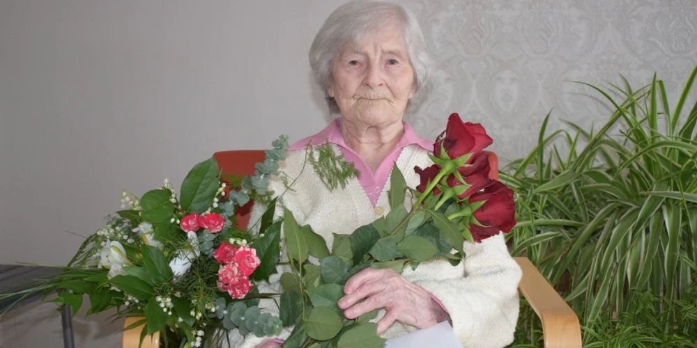 Pati neticēja, ka sasniegs gadsimta slieksni. Baušķeniece Alise Kaklēna nosvin 103. dzimšanas dienu