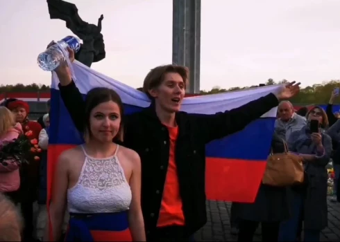 Tiesa lemj paturēt apcietinājumā jaunieti, kurš Uzvaras parkā lepni vicināja Krievijas karogu