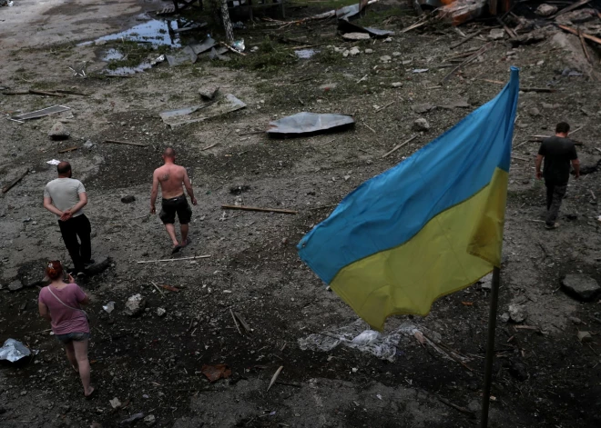 Mariupolē okupanti nolīdzina mājas un gruvešus kopā ar līķiem ved uz izgāztuvi, paziņo amatpersona