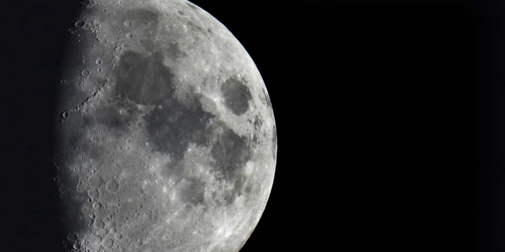 Mēness virsma, kas apskatīta no Berlīnes  2022. gada 11. janvārī.