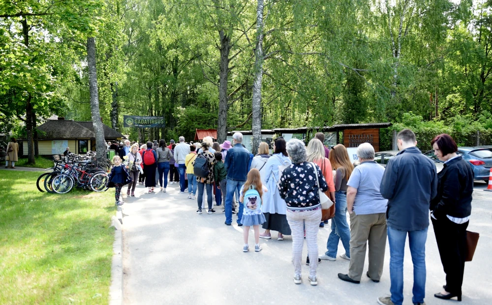 PHOTO: the traditional big fair has started with long lines at the entrance to the Open-Air Museum