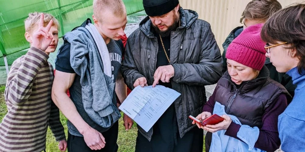 Krievu pareizticīgo svētie vīri jauniešiem māca mētāt granātas un darboties ar kaujas automātiem. VIDEO