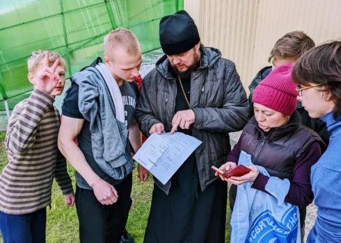 Krievijas Zelta loka popi jauniešus apmāca militārajās gudrībās. 