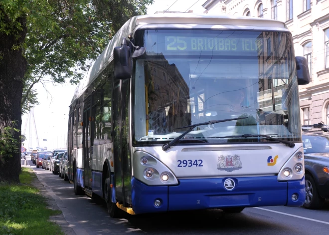 Rīgas velomaratona laikā noteiktas izmaiņas sabiedriskā transporta kustībā