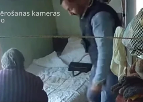 Zaglis pārmeklē seniores somiņu.