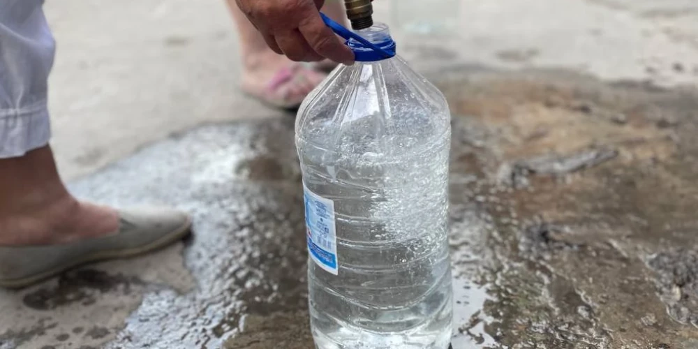 "Город превращают в гетто": в Мариуполе люди записываются в очередь, чтобы получить питьевую воду