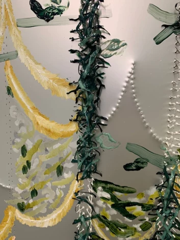 Elzas Sīles darbs izstādē “Bi-Dža, Ge-Ilk, Mir-Nul” (2022., akrils, želatīns un eļļa uz alumīnija).