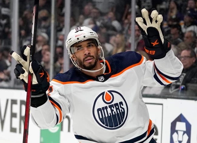 Edmontonas "Oilers" uzbrucējs Evanders Keins saņēmis vienas spēles diskvalifikāciju.