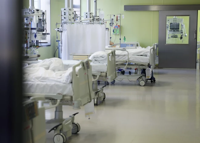 За два года в Латвии умерло от Covid-19 почти 8000 человек