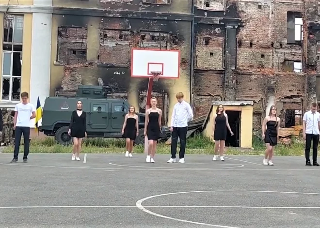 Bēdu sagrauzts izlaidums Harkivā: absolventi dejo valsi, bet no skolas pāri palikušas drupas