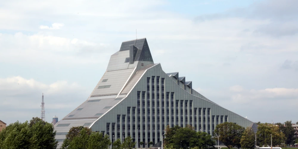 Latvijas Nacionālās bibliotēkas ēka.