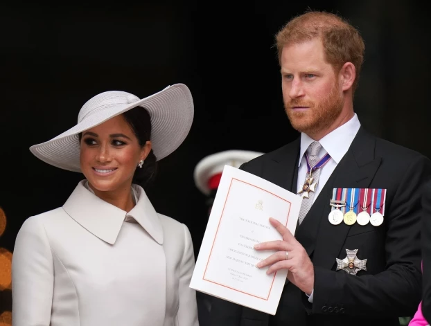 Princis Harijs un Megana Mārkla, apmeklējot pateicības dievkalpojumu Svētā Pāvila katedrālē Londonā.