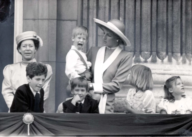 Princese Diāna ar princi Hariju "Trooping the Colour" parādes laikā 1988. gadā.