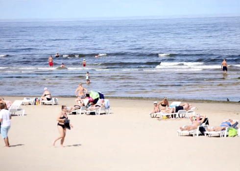 В Юрмале открыты 13 официальных пляжей: что на них делать запрещено?