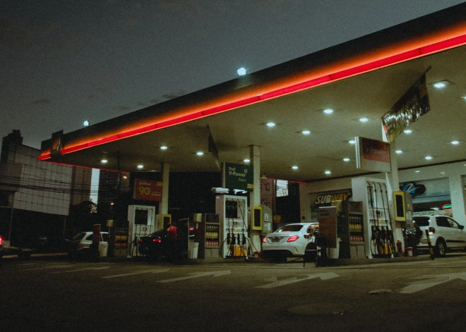 А в Латвии еще дороже! В Польше цена на бензин достигла исторического максимума, что привело к протестам