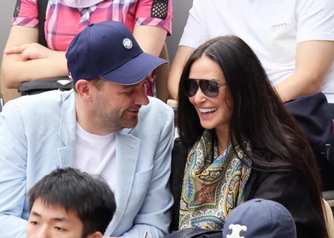 Деми Мур посетила теннисный матч с новым бойфрендом