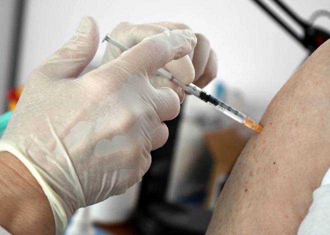 ZVA atkārtoti izvērtējusi vienu vakcīnas pret Covid-19 blakusparādību ziņojumu par letālu iznākumu