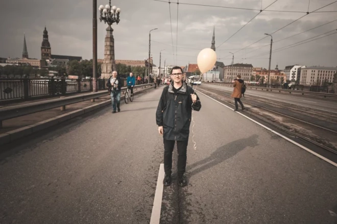 "Русская молодежь по большей части выступает против войны, на стороне пропаганды – пенсионеры. Нравится это или нет, но это значит, что у их позиции нет будущего", - уверен Сергей. Нелюбовь к веселому празднованию и гордости за 9 мая он унаследовал от деда-красноармейца.