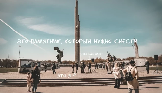 "Это я, это наш мэр, а это памятник, который нужно снести", - такая надпись украшает фото в профиле Сергея в Facebook.