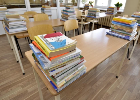 Koalīcijas partiju vairākums iepriekš bija atbalstījis pāreju uz mācībām tikai latviešu valodā īstenot sešu gadu laikā.