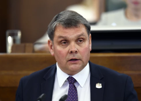 Saeimas deputāts Adamovičs notiesājoša sprieduma dēļ zaudē mandātu