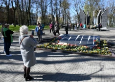 Вопреки призыву Государственной полиции не собираться у мемориалов советской власти в День памяти жертв войны в Украине, люди пришли возложить цветы к вечному огню в парке Дубровина в Даугавпилсе.