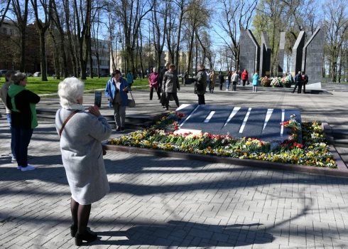 Вопреки призыву Государственной полиции не собираться у мемориалов советской власти в День памяти жертв войны в Украине, люди пришли возложить цветы к вечному огню в парке Дубровина в Даугавпилсе.