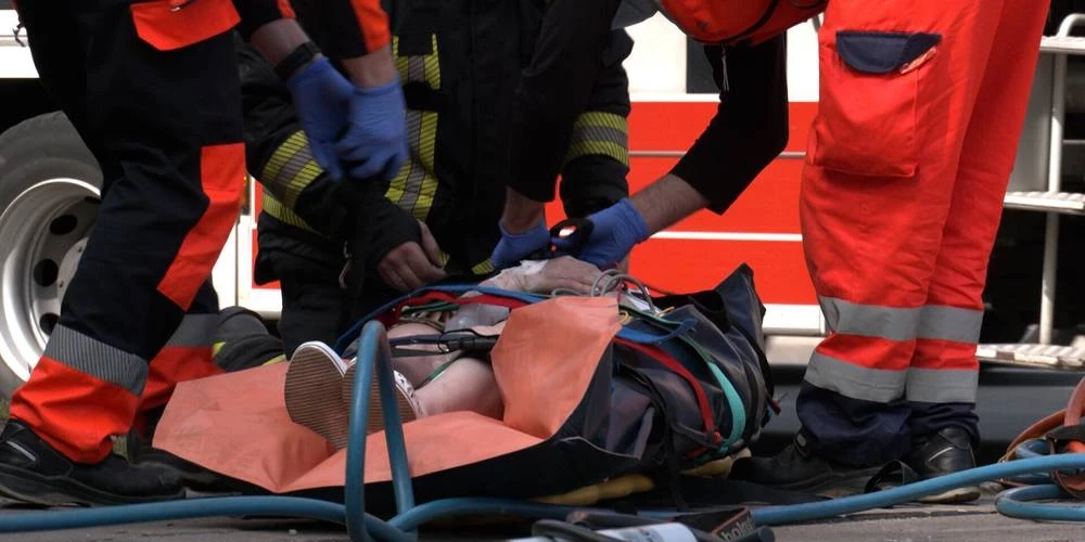 Подробности тяжелой аварии в Риге: при столкновении легковушки с трамваем пострадала женщина