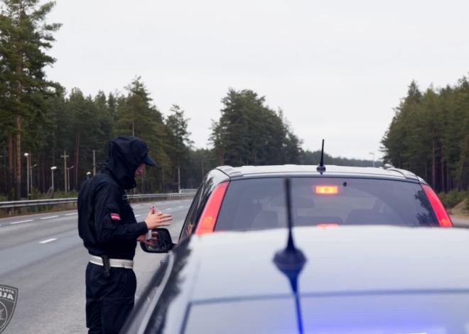 Policija aptur autovadītāju, kurš apdraudējis ne tikai sevi, bet arī dzīvesbiedri un divus gadus veco meitu