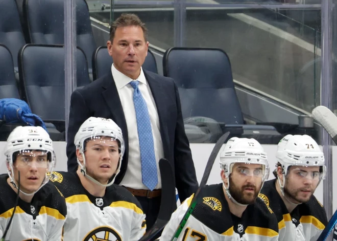 Bostonas "Bruins" no galvenā trenera amata atbrīvo Kesidiju